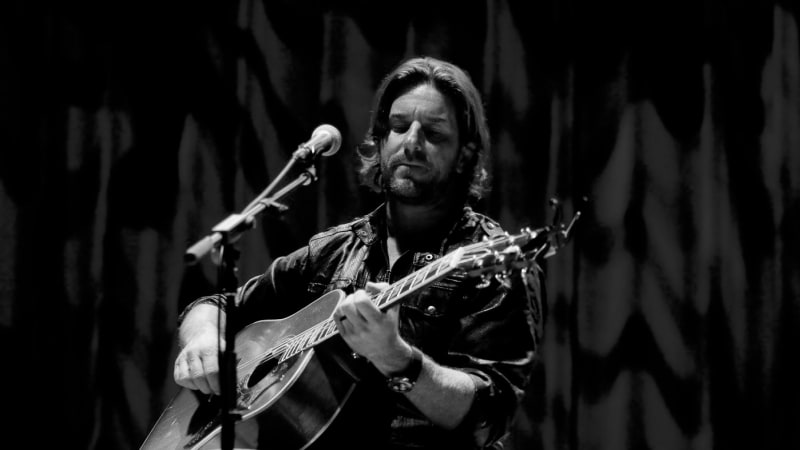 Při letecké nehodě zemřel držitel Grammy. Stroj s Jamesem dopadl u školy, nepřežili tři lidé