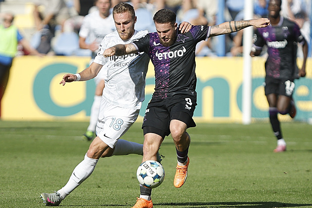 Přetahovaná o první místo pokračuje. Mdlá a vlažná Slavia ztratila. Čím to?