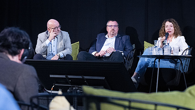 Devadesátá léta byla výjimečná, institucím jsme důvěřovali mnohem víc, říká Buzková