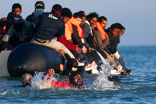 Další oběti na cestě do Velké Británie. V Lamanšském průlivu zahynuli tři migranti