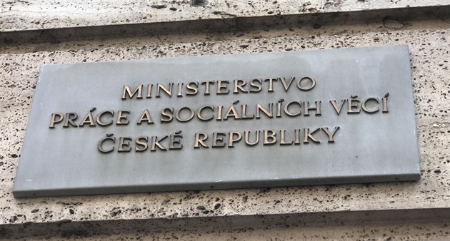 Příspěvek na bydlení končí, nahradí ho superdávka. Jak nepřijít o peníze od státu