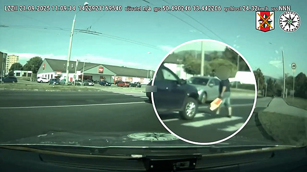 Řidička s třemi promile málem srazila muže na přechodě, přímo před policejní hlídkou