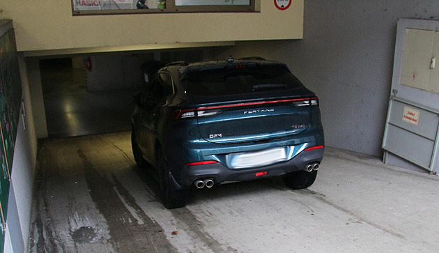 Strážníci čelí obvinění kvůli přejetí muže v garáži. Opilého ho nechali na místě