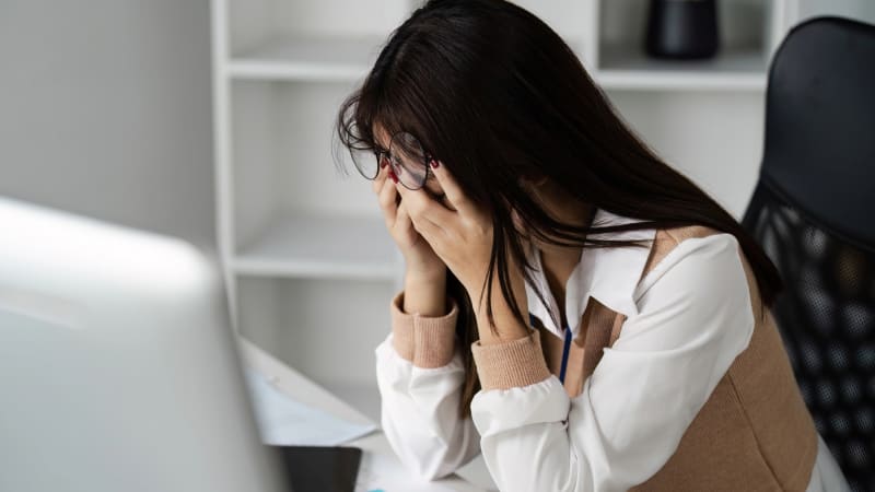 Počty neschopenek kvůli psychickým obtížím prudce stoupají. Až 64 procent Čechů vyhoří