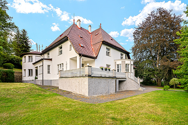 Nádherná vila skláře Rückla v Nižboru je na prodej. Nabízí fantastické možnosti