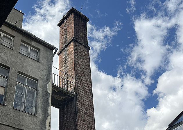 Komín opavské Bredy se už nezřítí, část rozebraných cihel použijí stavbaři znovu