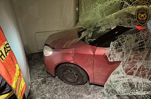 Devatenáctiletá řidička ve Zlíně najela skrz sklo do domu, lehce se zranila
