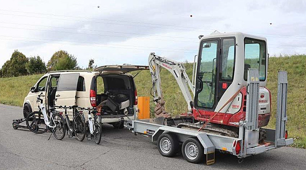 Manželé přes Česko vezli ukradená kola i odcizený přívěs s bagrem