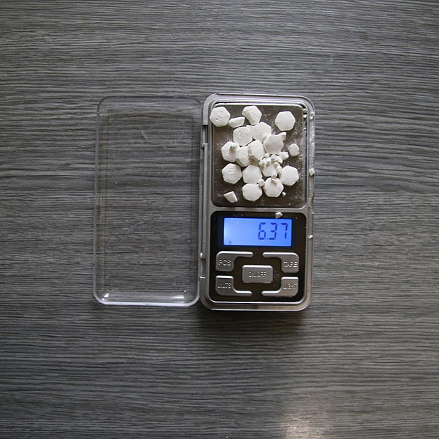 Ve spodním prádle pašovala příteli do věznice drogy. Prozradila ji nervozita