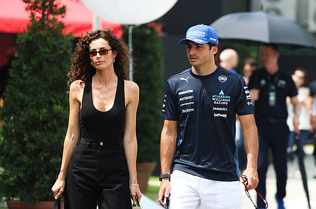 Sainz si stěžuje na vysílání F1: Víc je zajímají naše přítelkyně než závodění