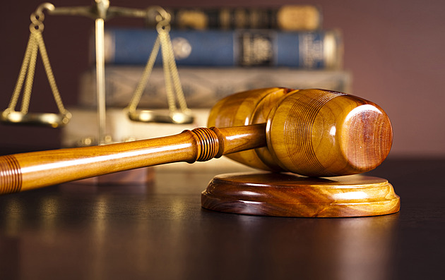 Matku kvůli dědictví týrala, urážela a trápila zimou. Dostala podmínku