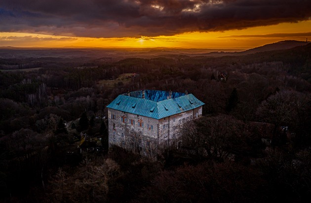 Hrad Houska provokuje fantazii. Podle pověstí brání vstupu zla na svět