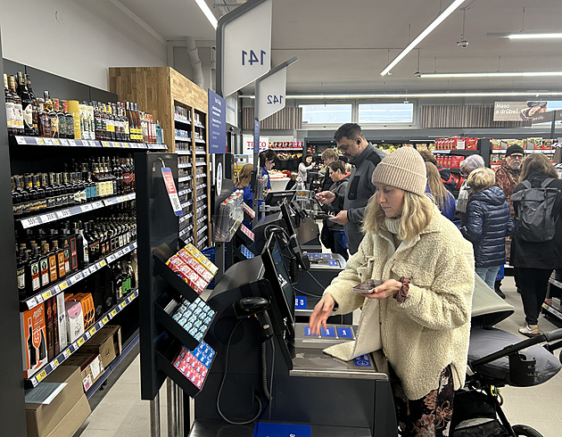Tesco expres nové generace. Prodejně v Turnově pomohla s výběrem produktů AI