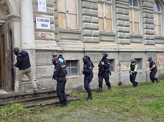 Nepovedené policejní cvičení ve Varnsdorfu. Jednotka vtrhla do jiné školy