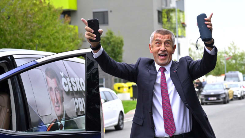 Babiš na dovolené? Skandál, nechápe kritiku šéf ANO. Vládu řeší přes SMS, nastínil i další plán