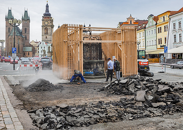 Velké náměstí na opravy stále čeká. Zatím musí stačit umělecké „lešení“