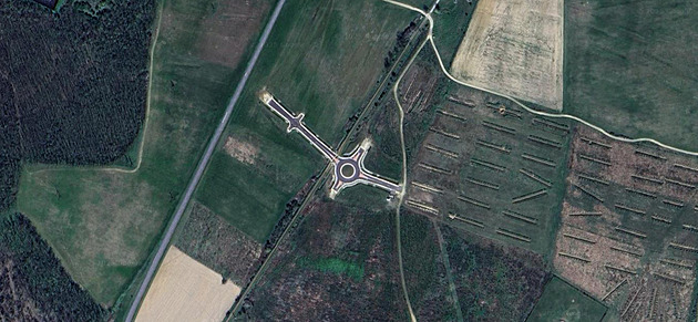 Na kruhový objezd uprostřed polí putovaly v Maďarsku miliony z eurofondů