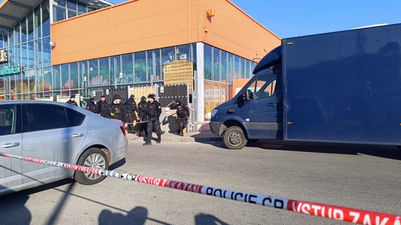 Devět let za vraždu prodavaček v Hradci. Mladík trpí agresivním sadismem, u soudu nemluvil