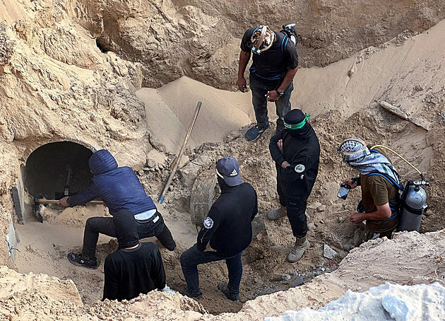 VIDEO: Nejdřív ho zahrabali, pak vytáhli. Hamás zinscenoval nález těla rukojmího