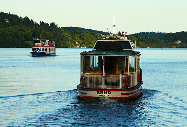 Na Brněnské přehradě houstne provoz, parníkům překážejí hlavně paddleboardy