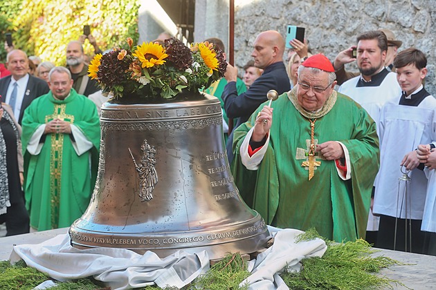 OBRAZEM: Kardinál Dominik Duka po boku Havla, Bohdalové a dalších osobností