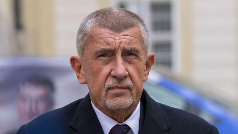 Tady je šéfovo, vy odcházíte. Babiš na sítích ukazuje, jak Juchelkovi zabavil kancelář