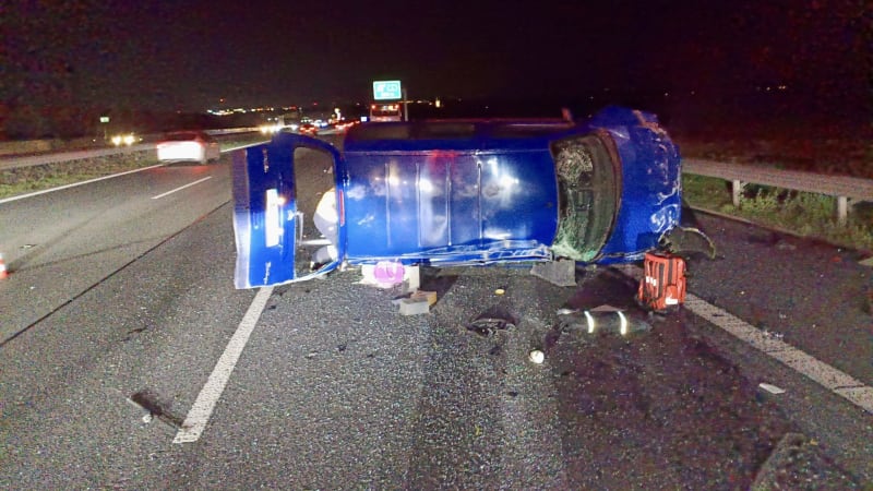 Vážná nehoda na D1: Auto po srážce s autobusem skončilo na boku. Doprava je omezená
