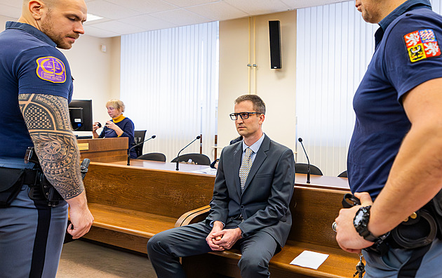 Lékaře viní ze znásilnění zdrogovaných žen, obhajoba kritizuje vyšetřování