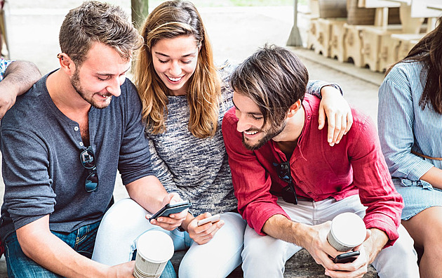 Investovat se mladí nebojí. Peněz jim na to ale moc nezbývá