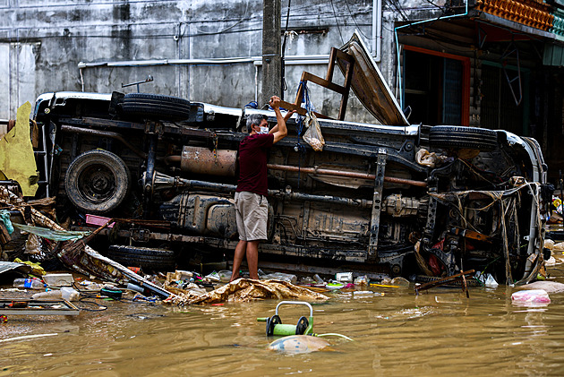 Záplavy v Thajsku si vyžádaly přes 160 obětí. Snímky ukazují devastaci země