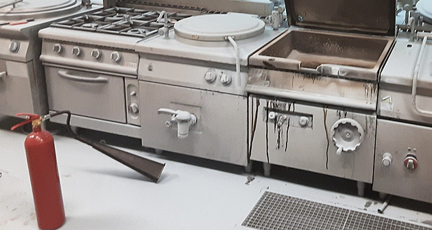 Při požáru fritézy ve firmě se zranily dvě kuchařky, škoda je pět milionů