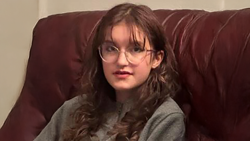 Zmizela čtrnáctiletá Aneta, blízcí se bojí o její život. Čichá spreje, mobil nemá, píše policie