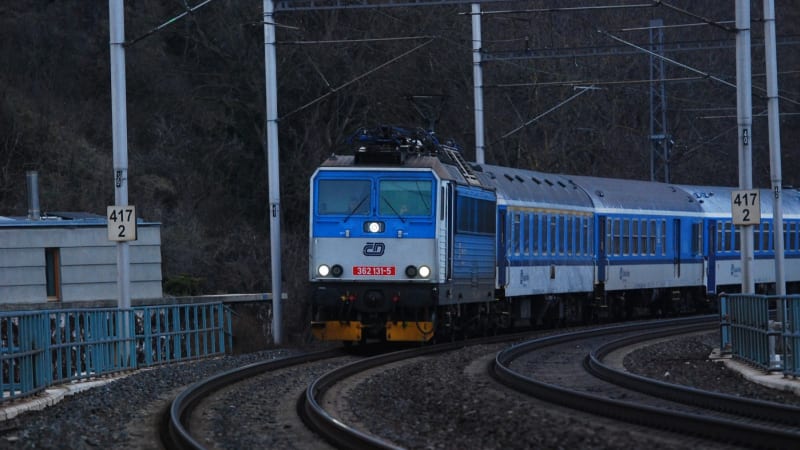 Tragédie na Blanensku: Vlak srazil a zabil člověka, provoz na železničním koridoru stojí