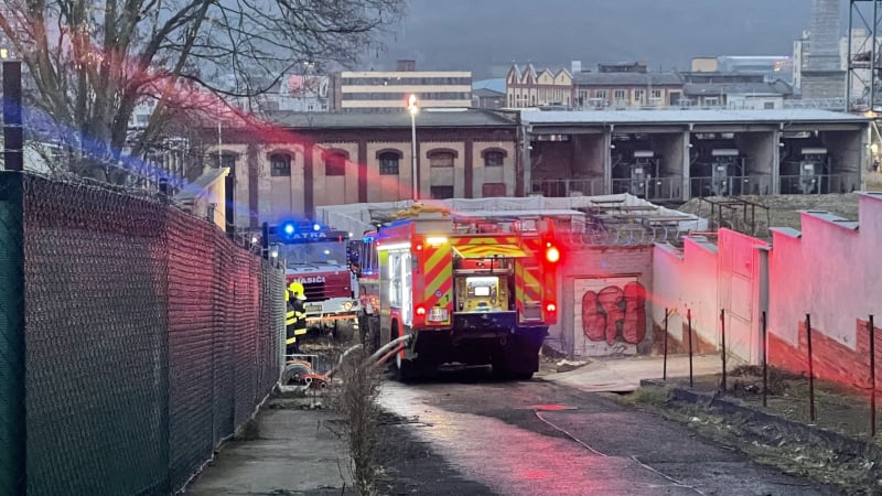 Rozsáhlý požár v Ústí: Plameny zachvátily bývalé divadlo, hasiči se snaží ochránit okolní budovy