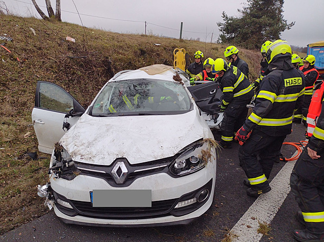 Zaklíněného řidiče museli z auta vystříhat hasiči, hlavní tah z Varů na Prahu stojí
