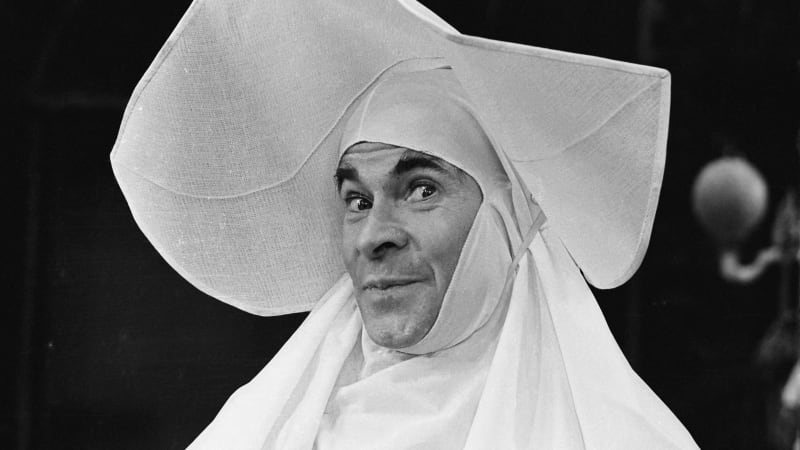 Zemřel slavný herec a komik Baxter. Nebál se parodovat papeže ani britskou královnu