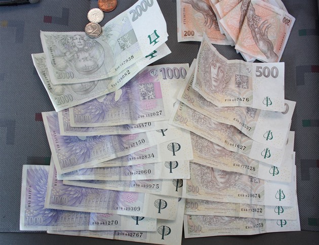 Žena nesla do bankomatu téměř stotisícovou tržbu, obálku s penězi ztratila