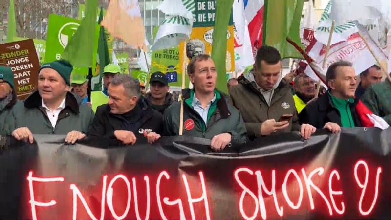 Bude to pěkný zážitek, věřil zemědělec Jaroslav. V Bruselu pak po policistech létaly brambory