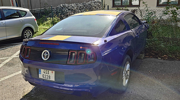 Mustang bez kola i autobusy bez oken. Autovraky mizí, ale někde dál dělají ostudu