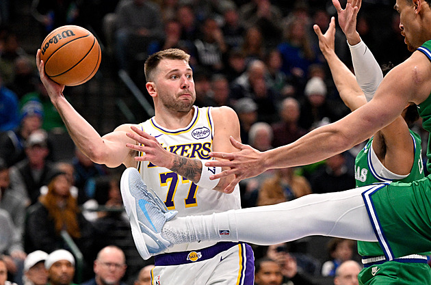Dončič svůj bývalý tým nešetřil. Lakers po skvělém závěru vyhráli v Dallasu
