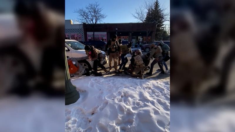 Muž před zastřelením zbraň v ruce nedržel. Videa svědků tragédie v USA odporují slovům vlády