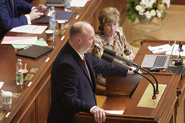 To, že teď zákon chrání státní úředníky, je mýtus, řekl poslancům Tejc