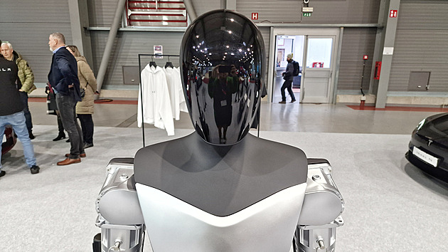 Tesla mění kurs. Místo některých modelů elektroaut bude vyrábět roboty