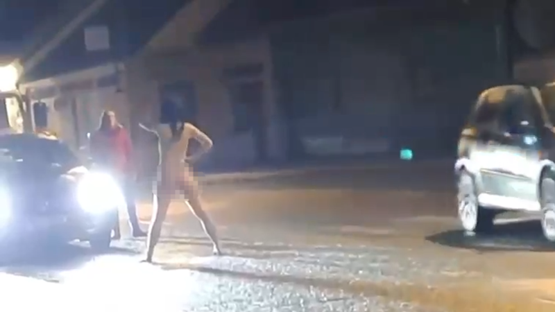 Pokračování případu nahé ženy z Ivančic. Záběry ukazují, jak vyprovokovala potyčku s policisty