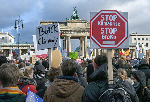 Ekologie vocamcaď pocamcaď. Klimaaktivismus mladé neopustil, ale auto chtějí