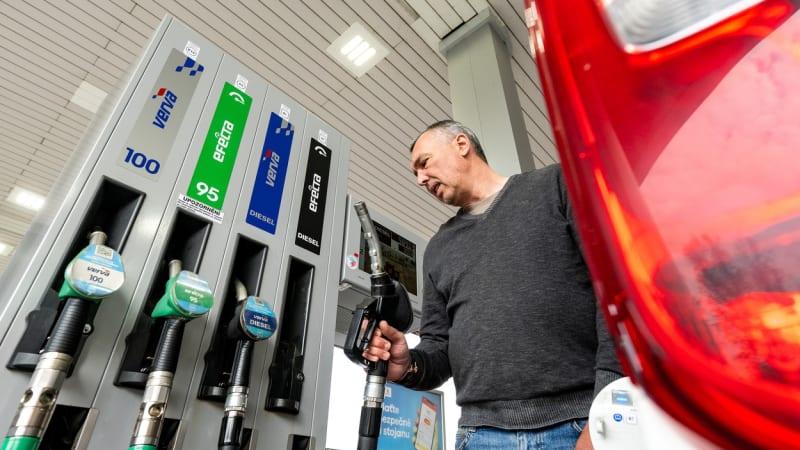 Litr benzinu může být až za 50 korun, varuje Kovanda. Řekl, kdy ke zdražení paliv dojde