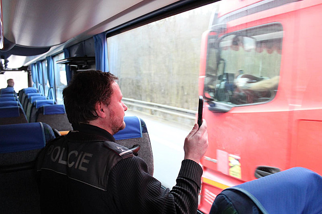 Linka 158 opět v akci. Policisté z bílého autobusu lovili hříšníky na dálnicích