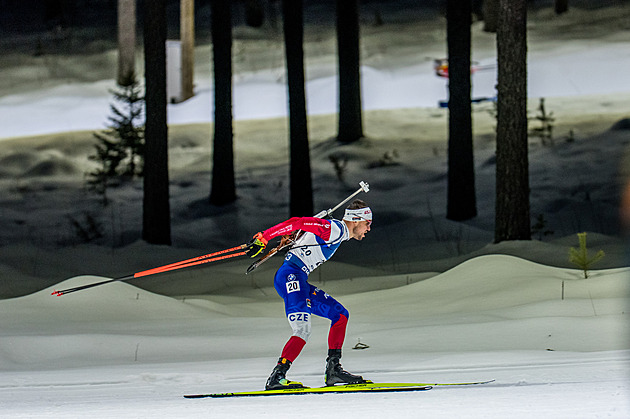 Biatlon ONLINE: Karlík musel na trestné kolo, česká štafeta klesá na 21. místo
