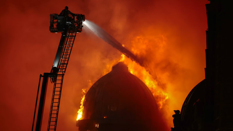 Zkáza nádraží v Glasgow: V plamenech se hroutí historická budova. Výbuch, křičel svědek