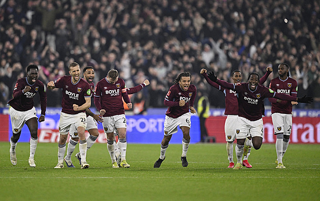 West Ham si zahraje čtvrtfinále FA Cupu, v rozstřelu proměnil penaltu také Souček